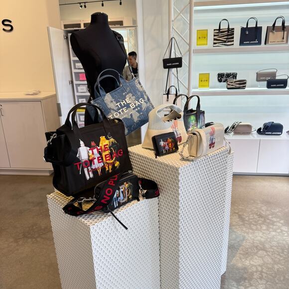 Last 1‼️Marc Jacobs x ‘The Wizard of Oz’ MINI COMPACT WALLET - Picture 9 of 9